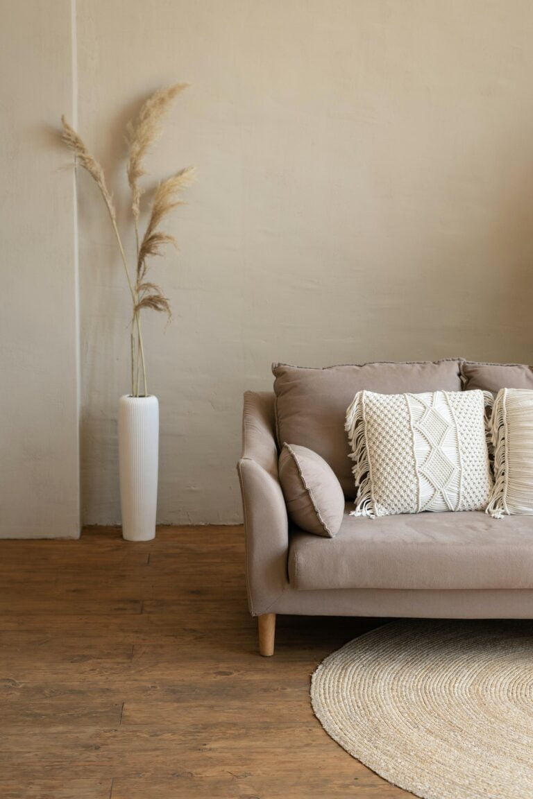 - 23 Comment décorer un canapé avec des coussins ?