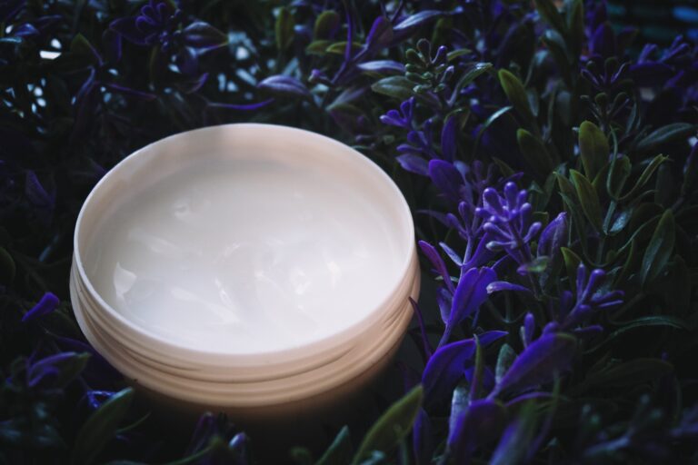 - 24 Comment soigner des mains abîmées ? Avec quelle crème ?
