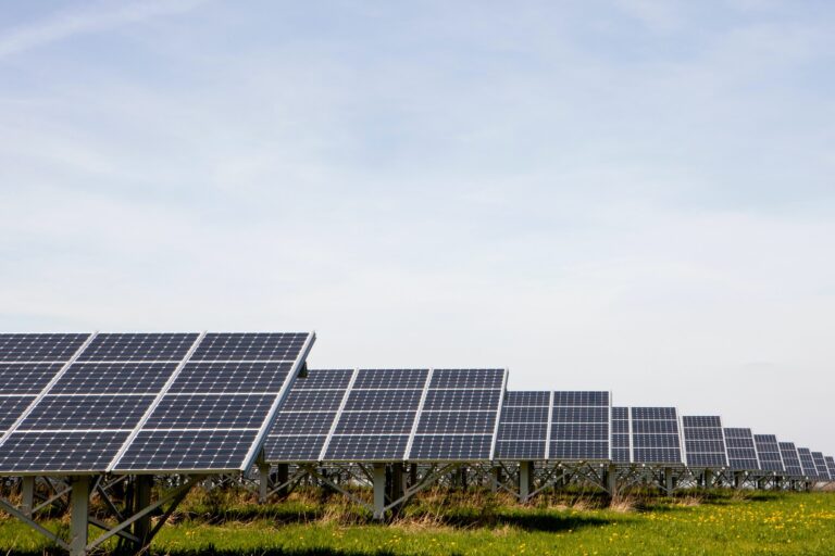 - 26 Énergie renouvelable : explorer les avantages et les avantages de l’énergie solaire