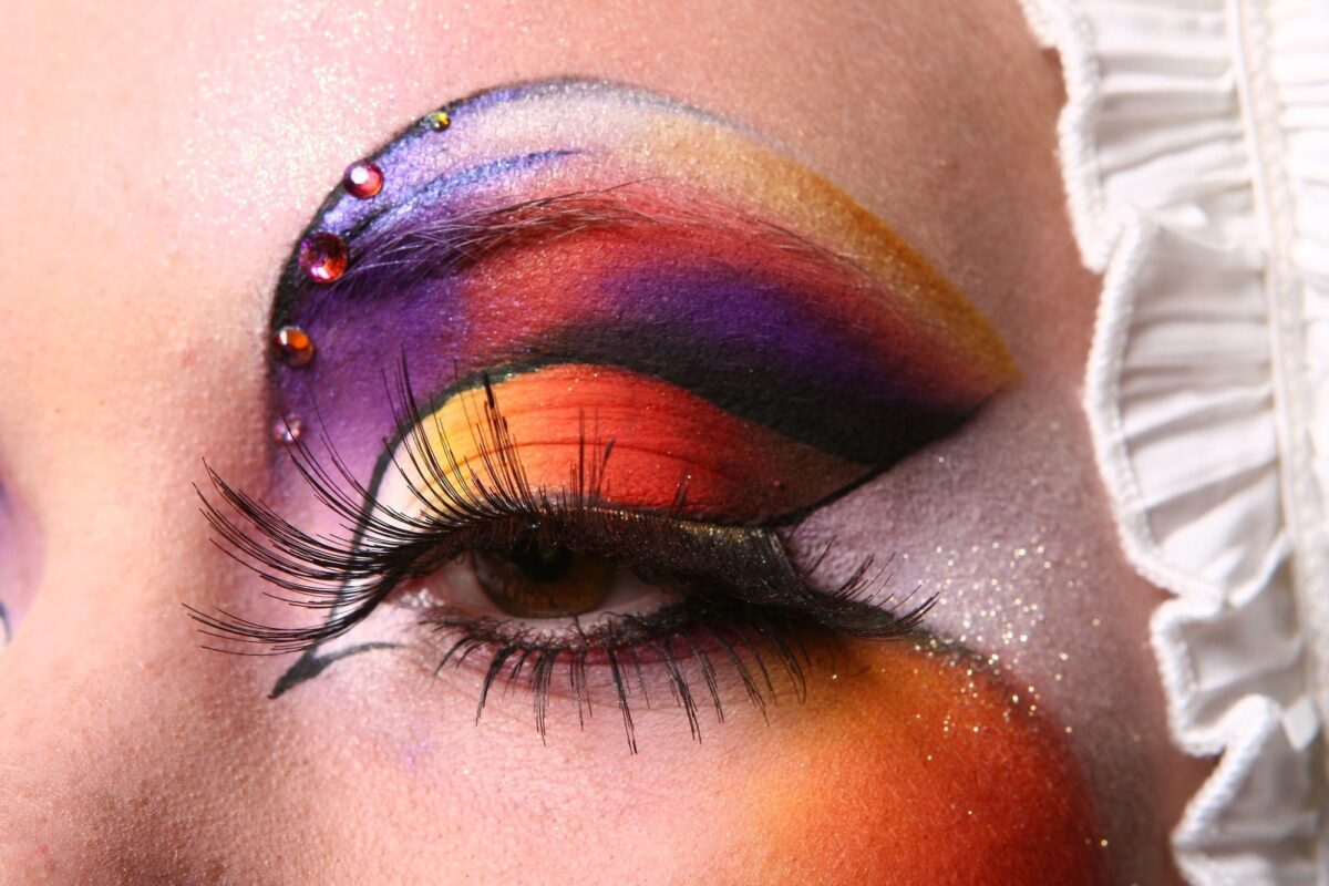 - 1 Comment maquiller des yeux marrons ?