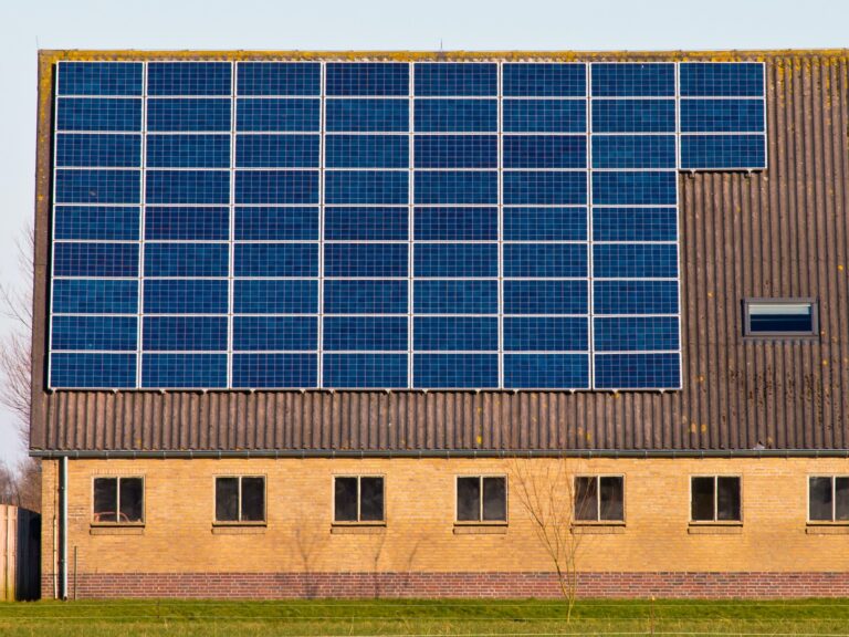 Tout ce que vous devez savoir sur le remplacement de toiture par des panneaux solaires