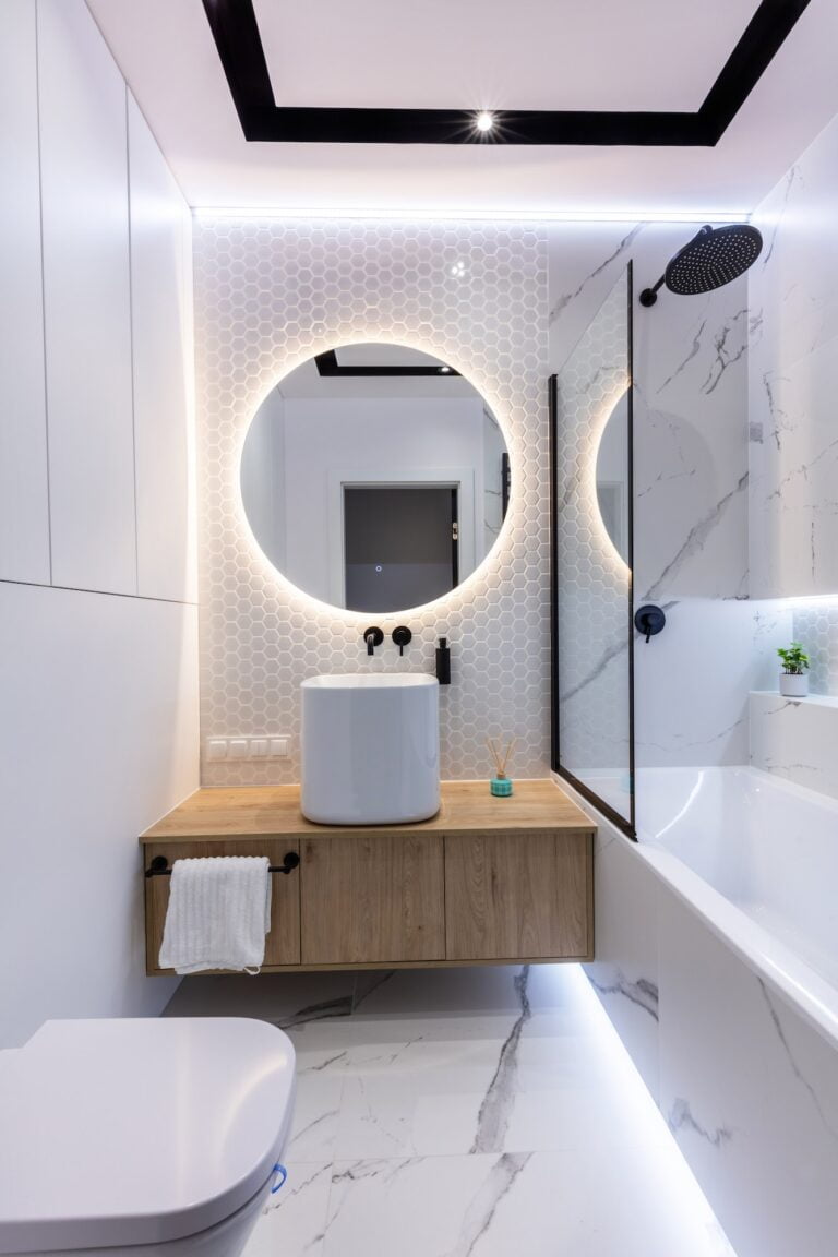 - 44 COMMENT FAIRE PARAÎTRE UNE PETITE SALLE DE BAIN PLUS GRANDE ?