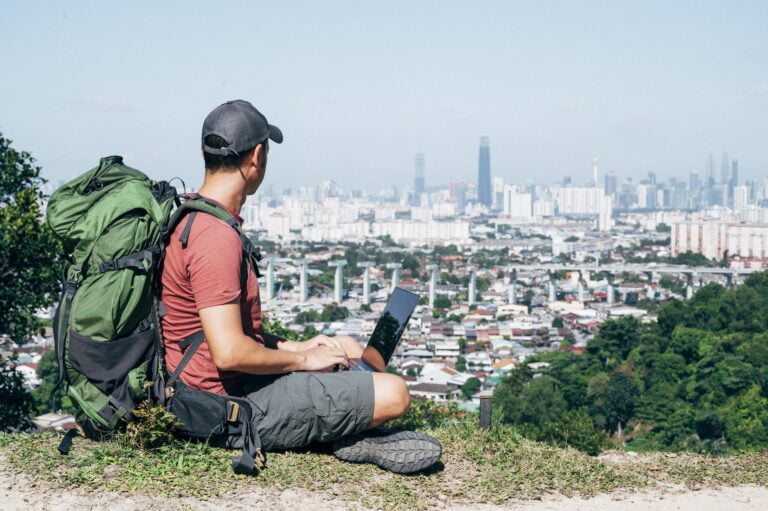 Comment voyager tout en travaillant en 2023 ?