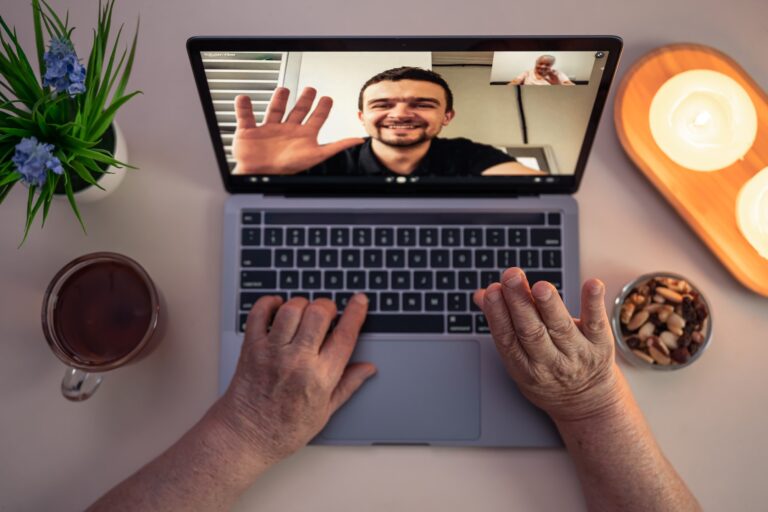 Travailleurs expatriés : maintenez le lien avec votre famille !