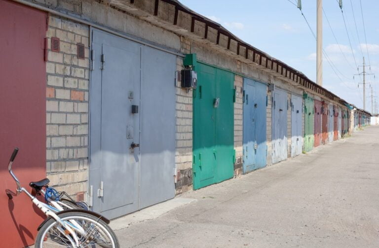 Guide pratique pour peindre une porte de garage en acier