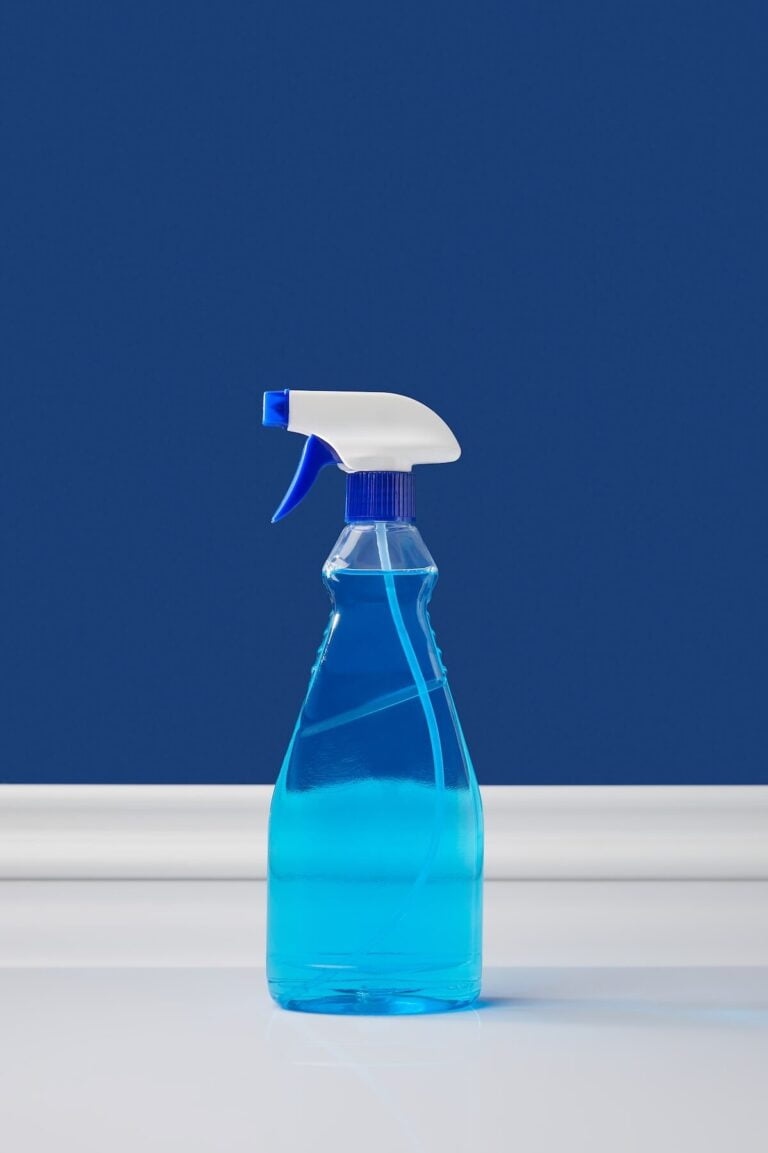 Découvrez 15 produits nettoyants liquides naturels et efficaces