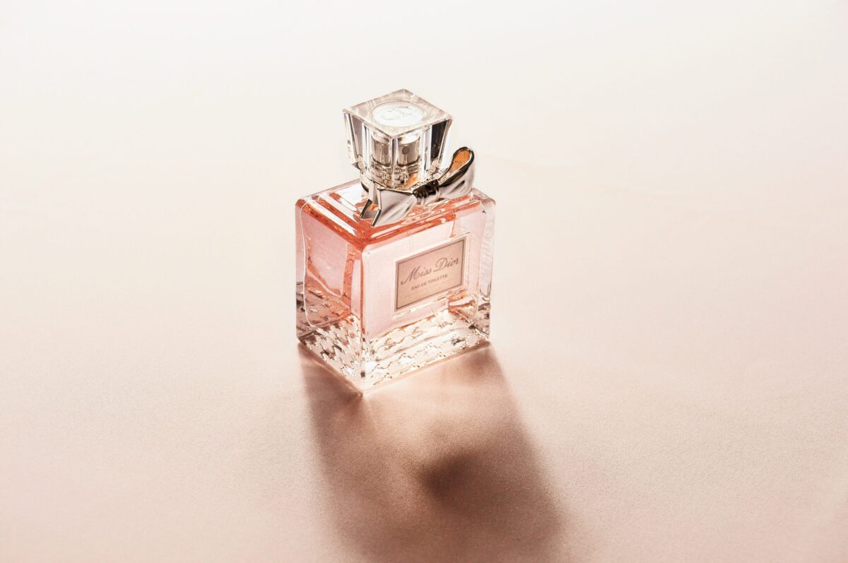 Où trouver du parfum de marque pas cher (et comment éviter les arnaques)