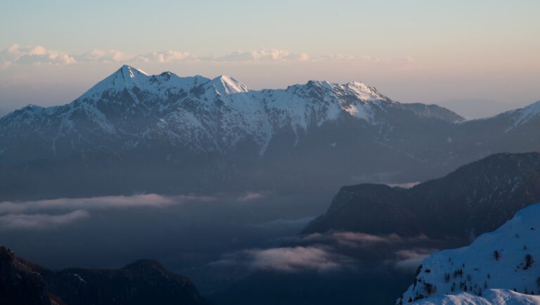 Magnifique paysage de montagne dans les Alpes juliennes lors d'une belle journée