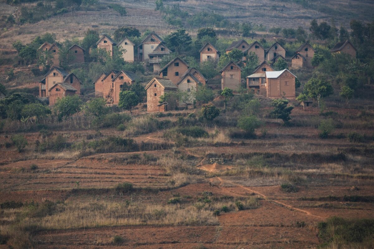 Paysage sec pendant la saison des brûlis près de Ranomafana, région de Haute Matsiatra, Madagascar