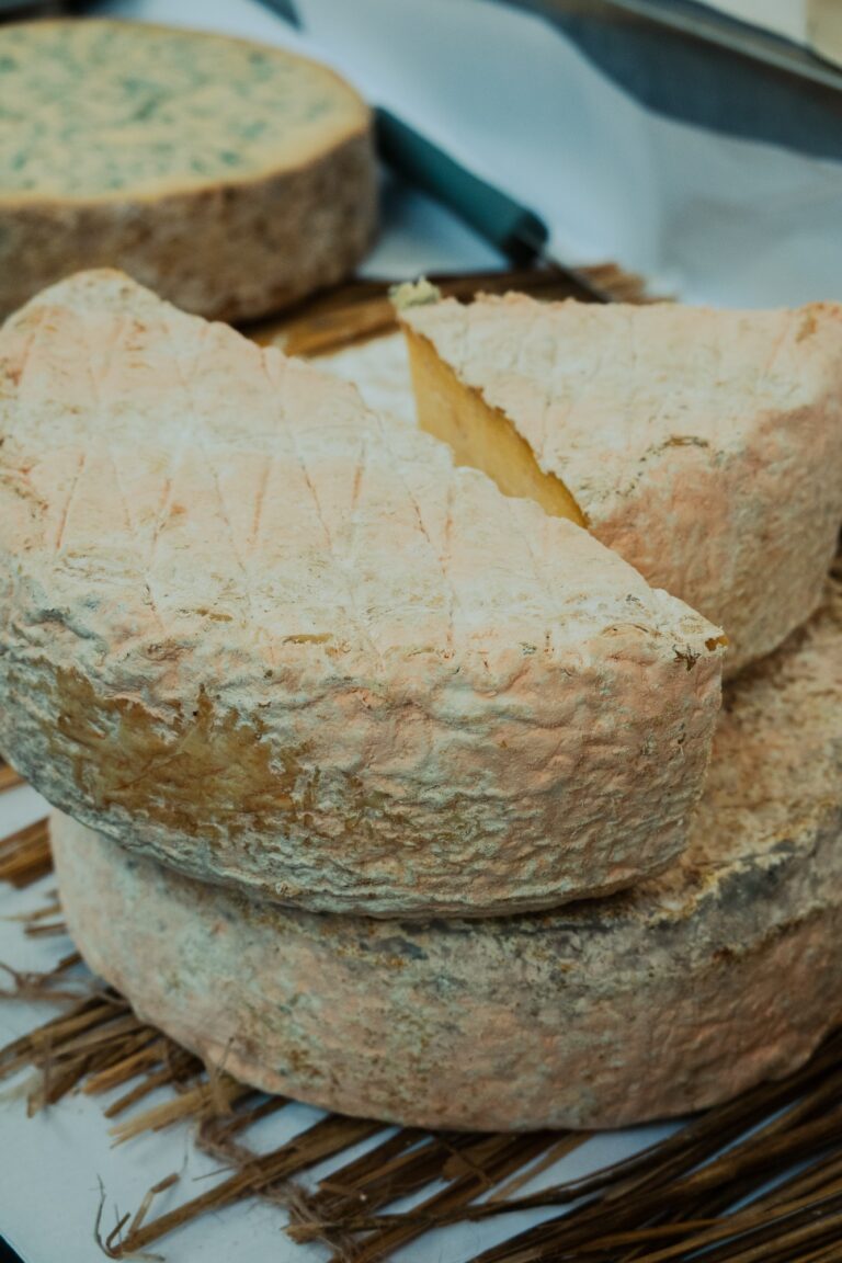 Fromage frais sur un marché de producteurs à Paris, France