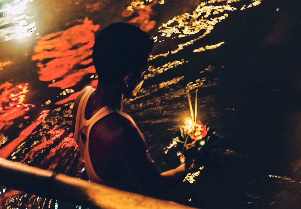 - 1 La nuit de pleine lune, des millions de Thaïlandais et de touristes laissent des kratkhongs entrer dans les eaux d'une rivière, d'un canal, d'un lac ou d'un étang.