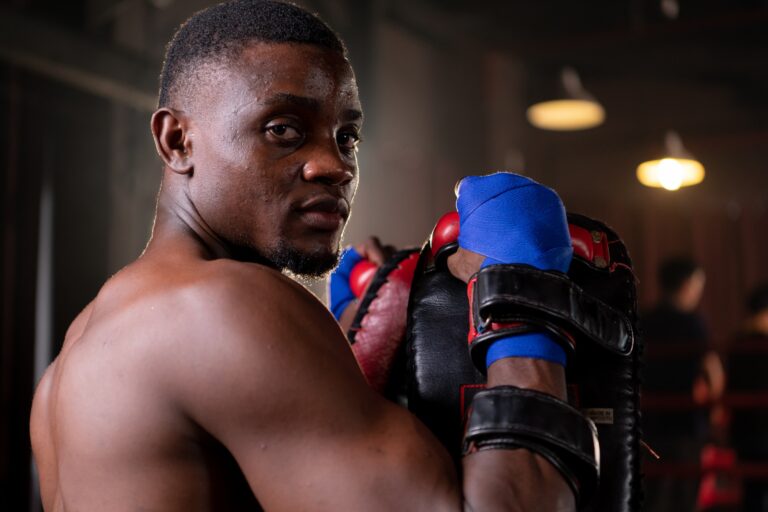 Portrait du partenaire d'entraînement du boxeur, un équipement d'autodéfense doit être utilisé pour que le boxeur puisse utiliser pleinement l'arme contre lui.