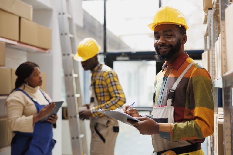 - 26 Responsable de l'approvisionnement en stocks afro-américain faisant l'inventaire des marchandises dans un portrait d'entrepôt.