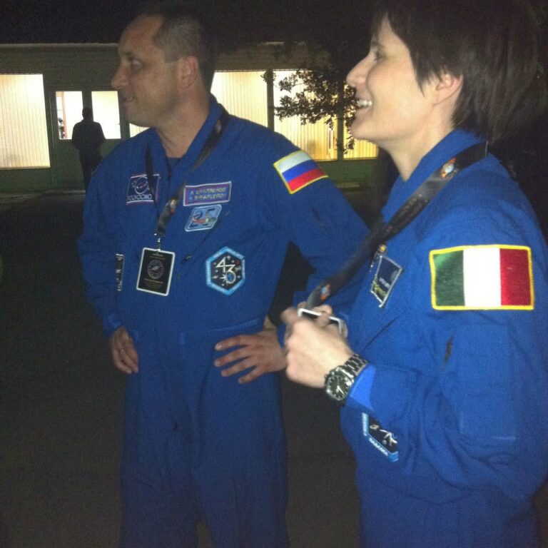 #SPACEHOLIX PUIS ET MAINTENANT * ATTEINDRE AU-DELÀ DES ÉTOILES * #PinkLittleDragon & @CamillaSpace voyageant de #SpaceFestVI aux États-Unis à #AlexTweetup à #Baikonur connectant #SpaceLegends avec #TNG des astros #ISS @Astro_Alex @astro_reid @MSuraev @AstroSamantha , …