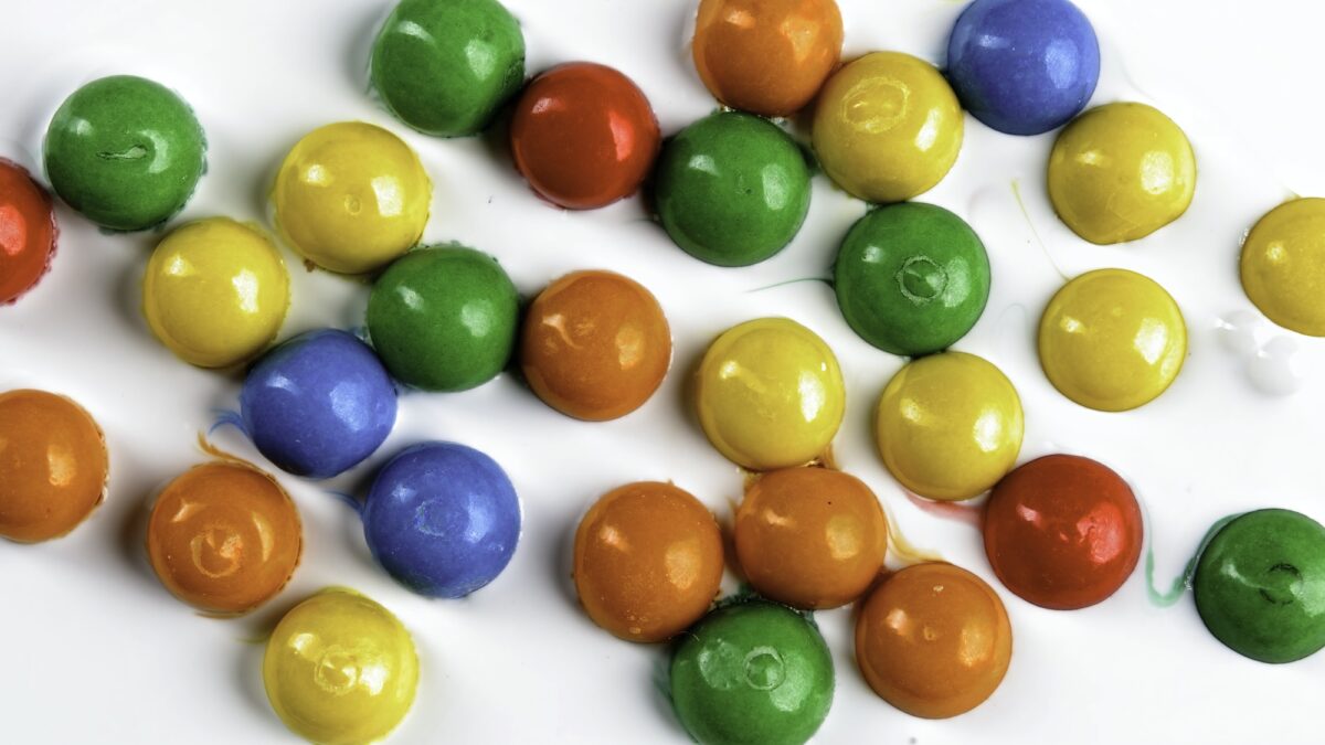 Bonbons bonbons fond d'un assortiment de bonbons au chocolat colorés.