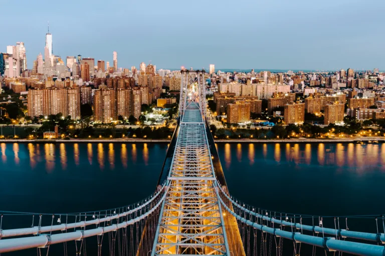 Une vue aérienne du pont Queensboro et des bâtiments de New York, aux États-Unis