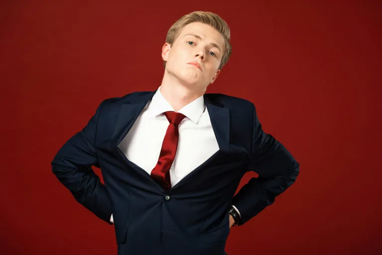 homme confiant imitant Donald Trump sur fond rouge