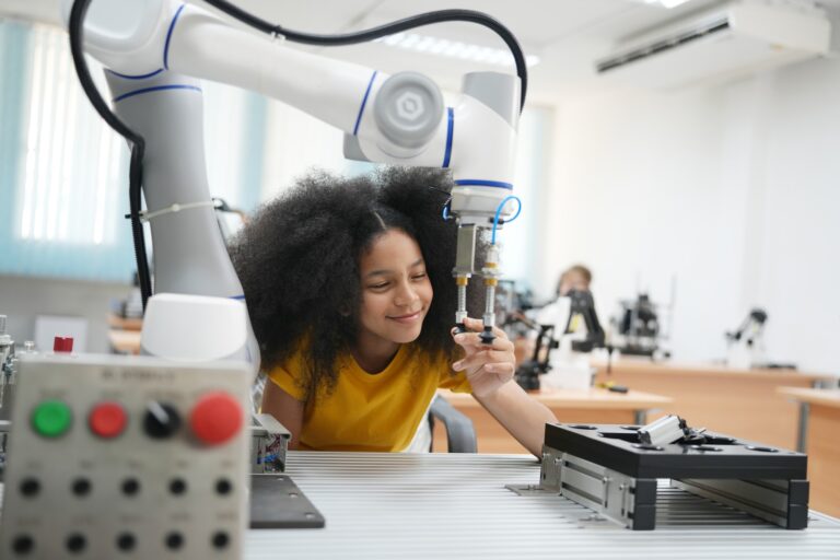 Des écoliers multiraciaux apprennent à utiliser des gadgets et à construire des robots dans un cours d'ingénierie robotique logicielle.