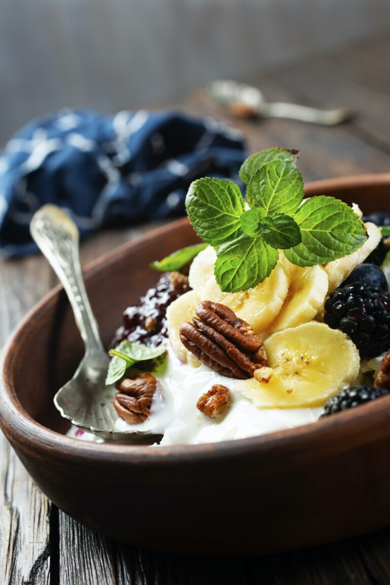 salade de fruits à la crème sure et aux noix