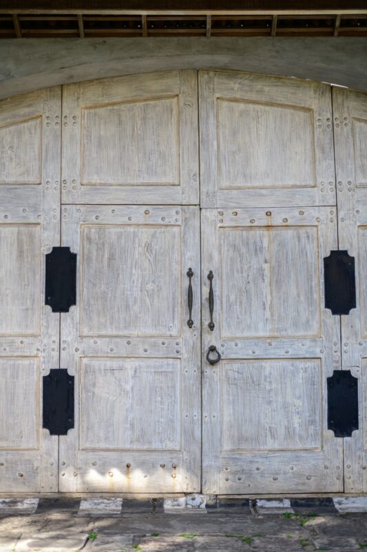 Ancienne grande porte d'entrée en bois à 4 panneaux de la maison.