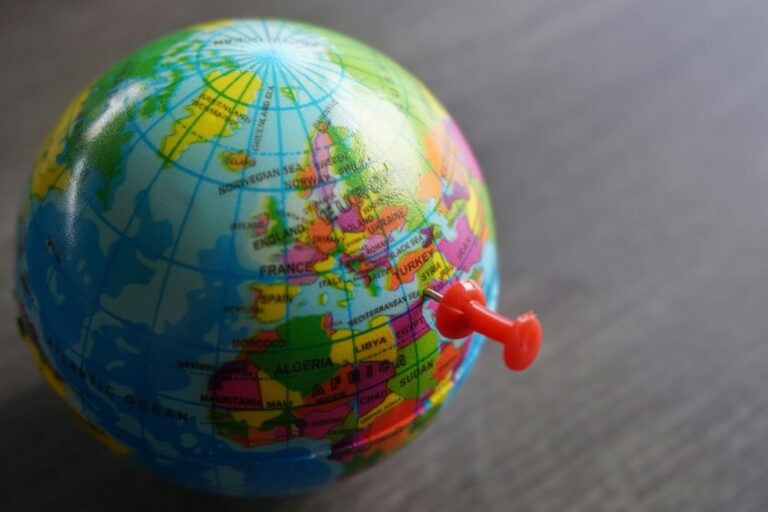 Image en gros plan d'une punaise pointant vers Gaza, Palestine, sur le globe terrestre. 