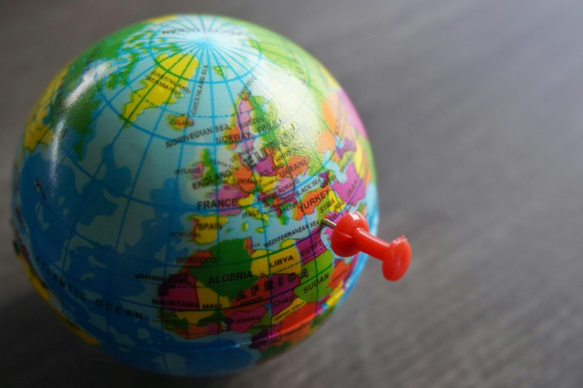 Image en gros plan d'une punaise pointant vers Gaza, Palestine, sur le globe terrestre.