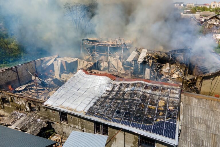 Bâtiment en ruine incendié comme exemple de résultat d'une frappe aérienne de roquette entre Israël et Gaza dans le conflit du Moyen-Orient.