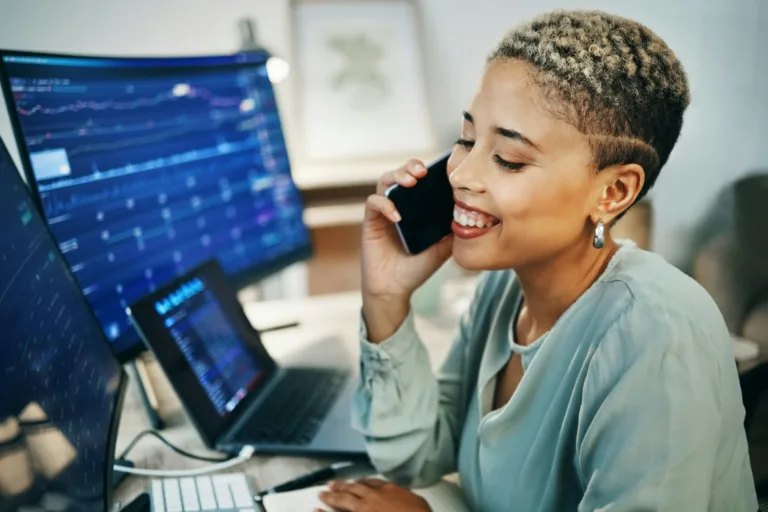 - 45 Finances, conseils et appels téléphoniques pour femme d'affaires au pouvoir avec investissement, aide ou succès.Trad.