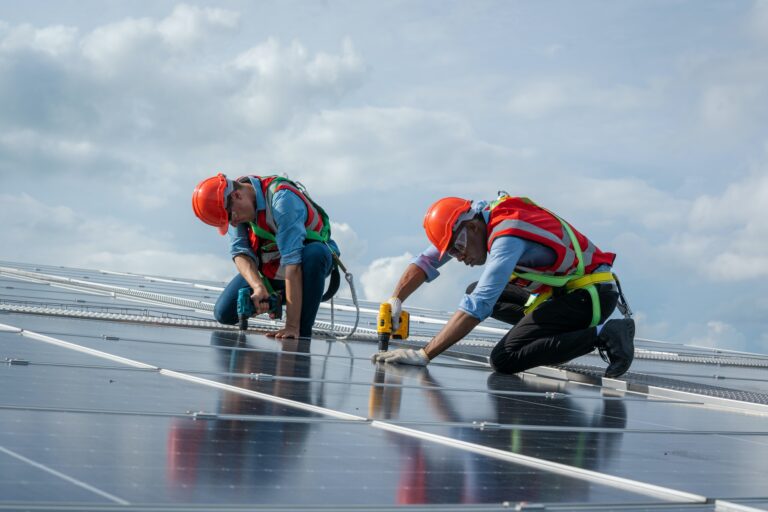 Contrôles techniques et entretien du panneau solaire dans la centrale solaire, panneaux solaires.