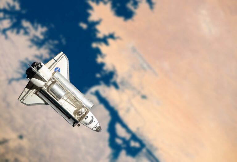 Navette spatiale en orbite autour de la terre. 