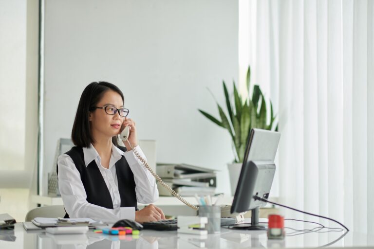 - 46 Notaire parlant au téléphone avec un client lorsqu'il travaille au bureau