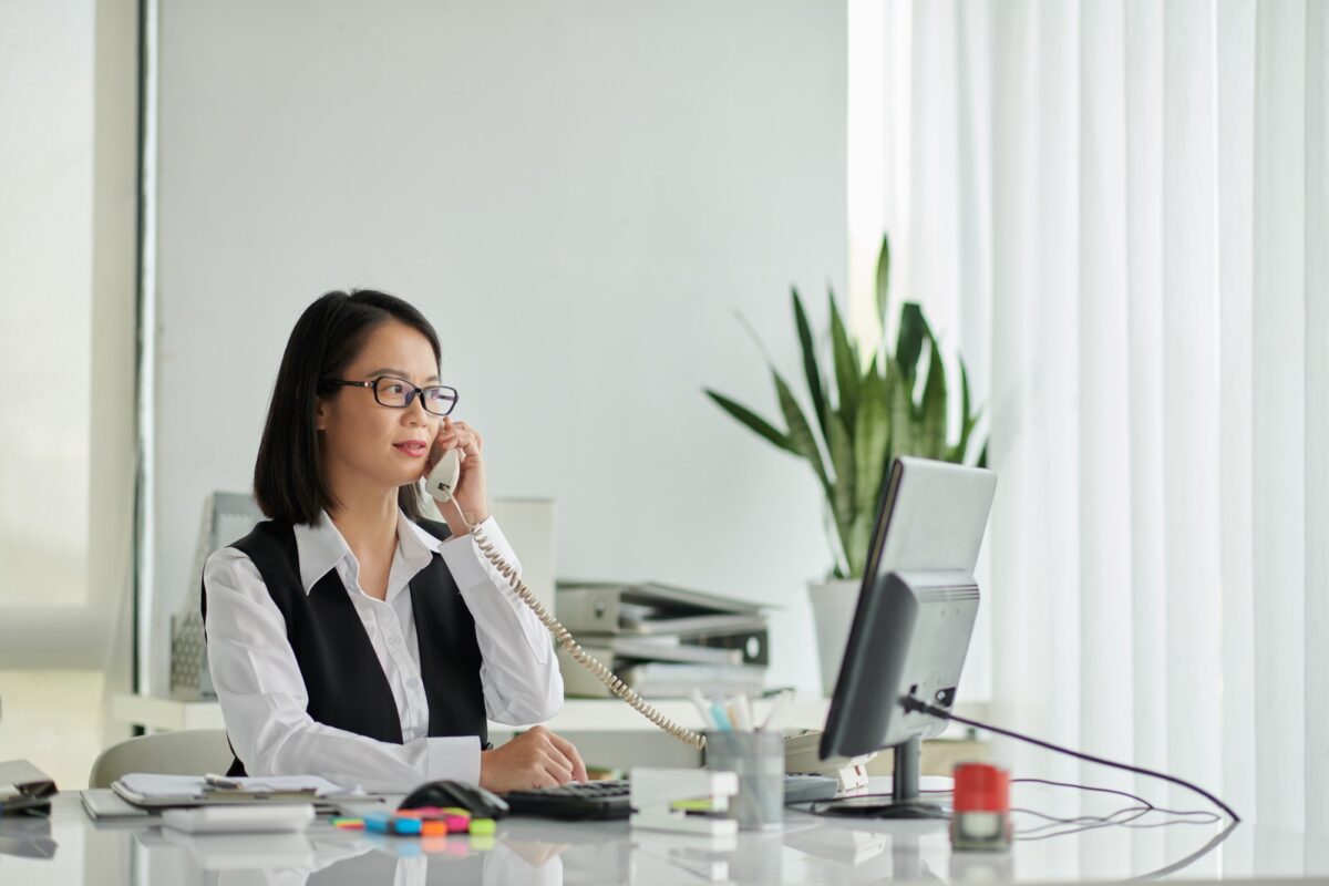 - 1 Notaire parlant au téléphone avec un client lorsqu'il travaille au bureau