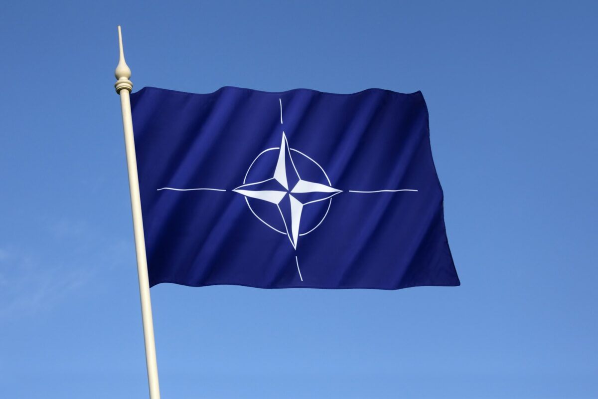 Le drapeau de l'Organisation du Traité de l'Atlantique Nord (OTAN) – créé le 4 avril 1949.