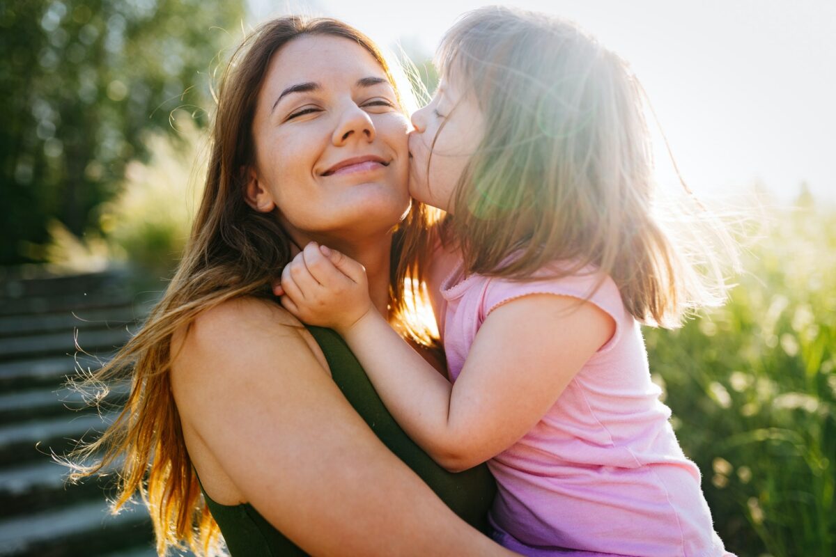 Une petite fille ayant des besoins spéciaux aime passer du temps avec sa mère dans la nature