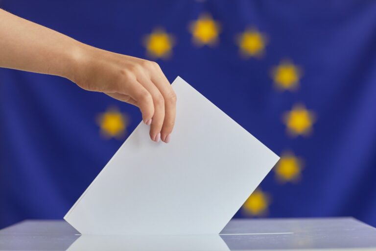 Gros plan sur une femme mettant l'enveloppe dans la boîte pour voter pour le nouveau président