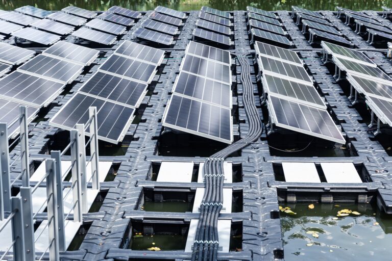 Panneaux solaires flottants ou plate-forme de cellules solaires sur l'étang du lac pour économiser l'énergie et l'innovation technologique.
