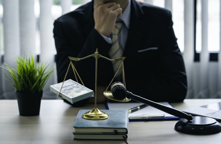 - 23 avocat ou juge Réfléchir à l'opportunité d'accepter des pots-de-vin ou d'examiner l'affaire de la bonne manière dans le bureau des avocats, des conseillers juridiques Échelles de justice, marteau de droit, contentieux et justice
