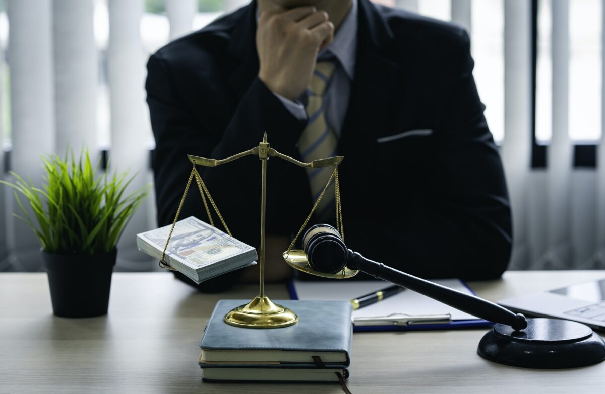 - 1 avocat ou juge Réfléchir à l'opportunité d'accepter des pots-de-vin ou d'examiner l'affaire de la bonne manière dans le bureau des avocats, des conseillers juridiques Échelles de justice, marteau de droit, contentieux et justice