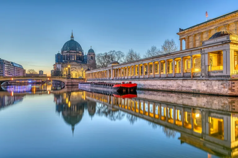 La cathédrale de Berlin sur l'Île aux Musées et la rivière Spree avant le lever du soleil