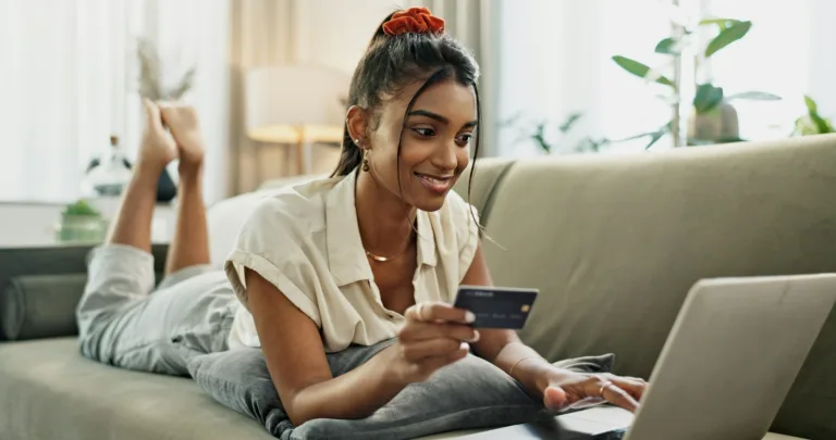 - 31 Carte de crédit, ordinateur portable et femme heureuse tapant le mot de passe d'achat en ligne, le code ou la recherche sur le Web pour emmer.