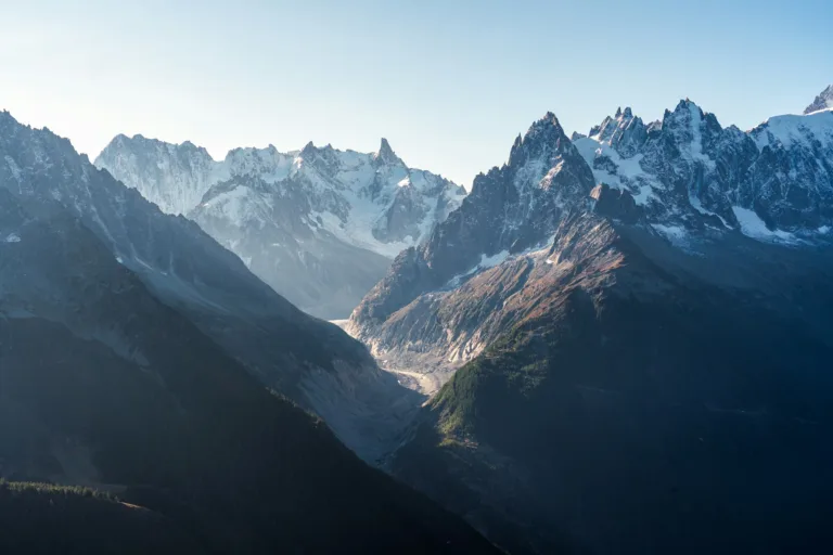Paysage fantastique du massif du Mont Blanc dans les Alpes françaises par une journée ensoleillée en Haute Savoie, Chamonix, France