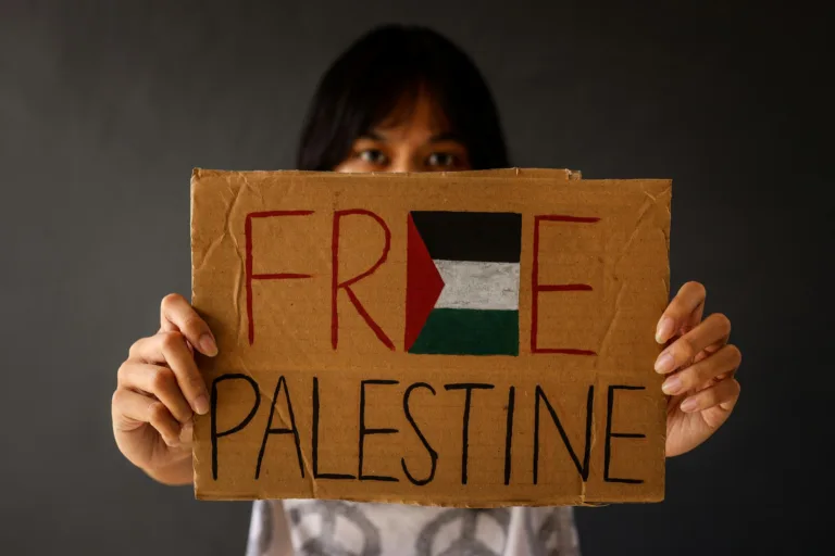 Femme montrant un carton avec du texte Palestine libre