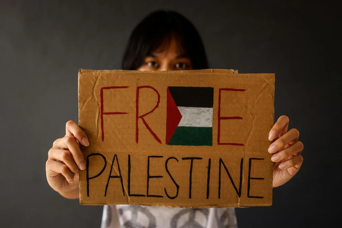Femme montrant un carton avec du texte Palestine libre