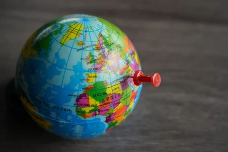 Image en gros plan d'une punaise pointant vers Gaza, Palestine, sur le globe terrestre. 