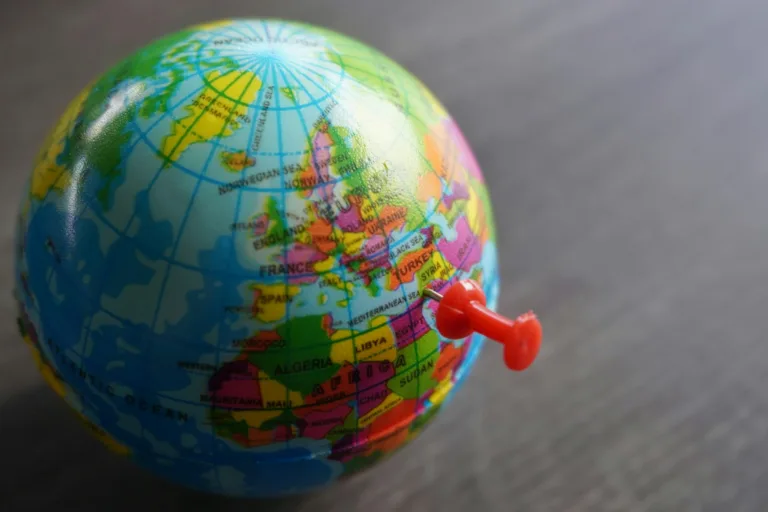 Image en gros plan d'une punaise pointant vers Gaza, Palestine, sur le globe terrestre. 