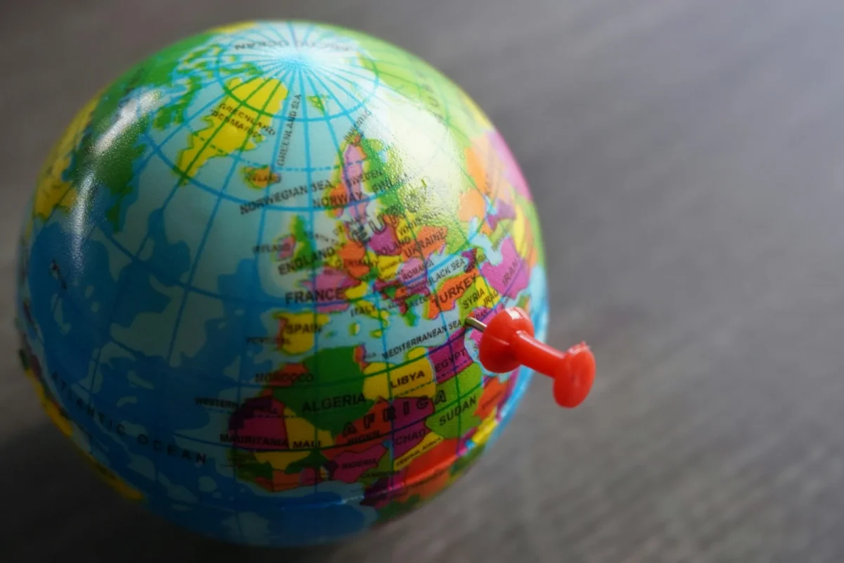 Image en gros plan d'une punaise pointant vers Gaza, Palestine, sur le globe terrestre.