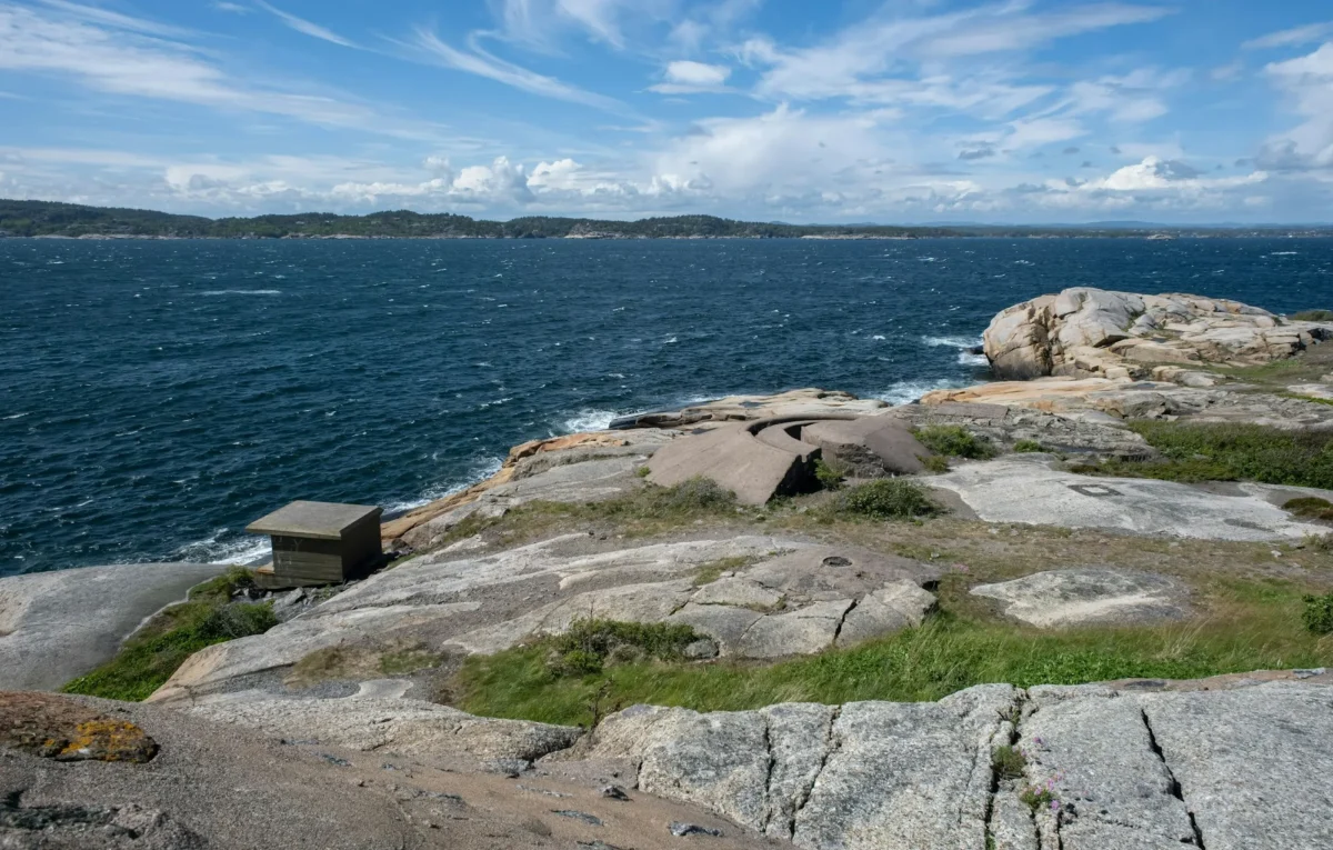 - 1 Sandefjord, Norvège - 25 mai 2022 : la forteresse de Vesteroya était une batterie côtière allemande. Un système de tunnels souterrains, des tranchées, des abris et des casemates