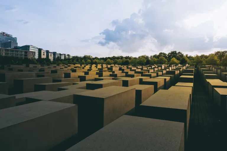 Le musée commémoratif juif de l'Holocauste à Berlin au coucher du soleil