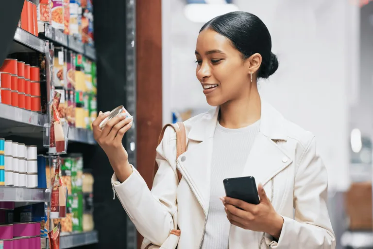 Supermarché, shopping et client avec smartphone vérifient le prix, l'étiquette ou les informations sur le produit en ligne.