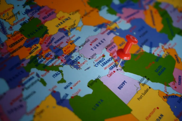 Image en gros plan d'une punaise pointant vers Israël sur la carte du monde.